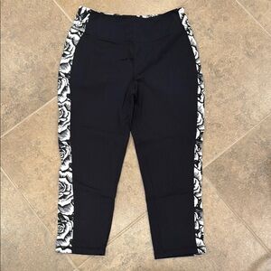 Kyodan women’s Black and White Floral Capri Leggings